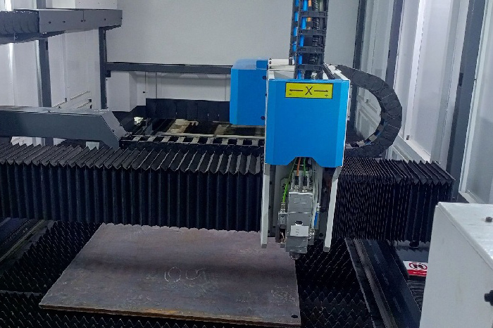 Волоконный лазерный станок LEMASH LM3015F 3000W