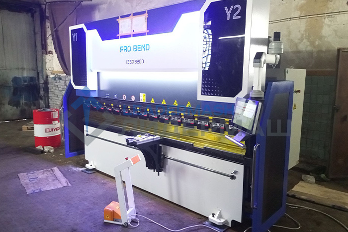Гидравлический листогибочный пресс с ЧПУ LEMASH PROBEND 3200×135