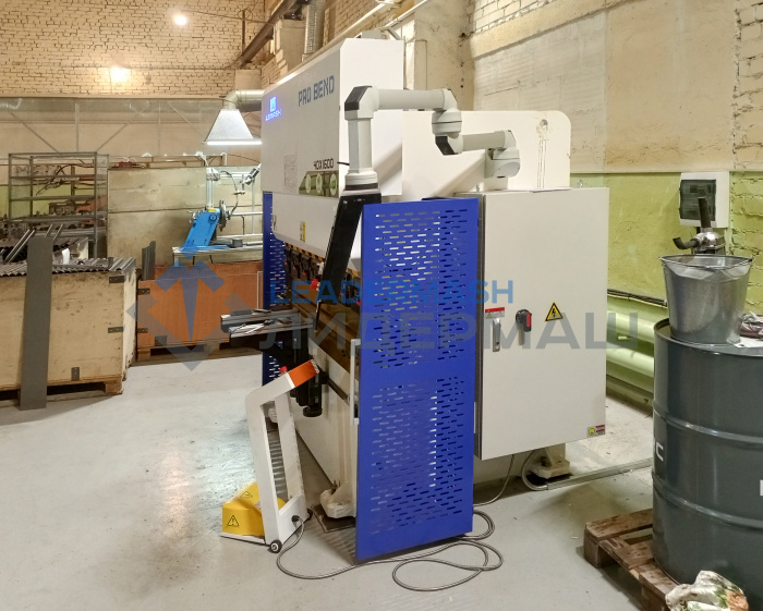 Компания «ЛИДЕРМАШ» успешно завершила проект по оснащению мебельной фабрики современным гидравлическим листогибочным прессом с ЧПУ LEMASH BETTA 1600×40. Гидравлический листогибочный пресс с ЧПУ LEMASH BETTA 1600×40