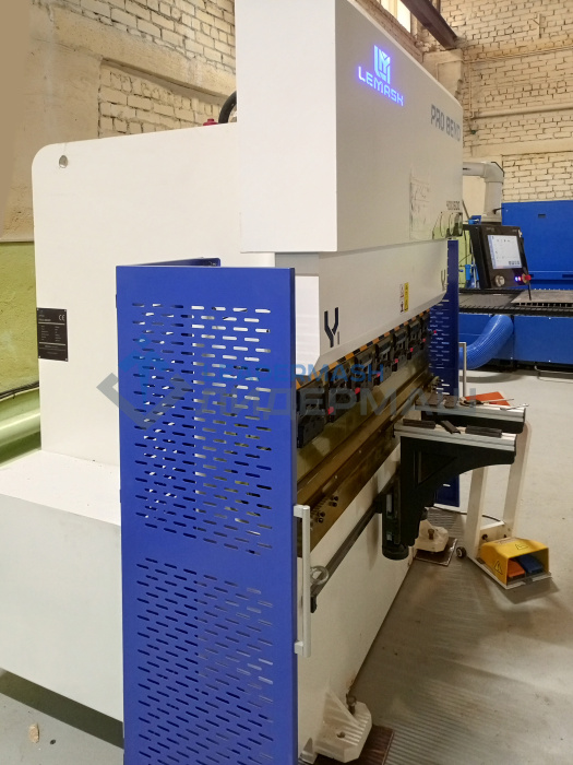 Компания «ЛИДЕРМАШ» успешно завершила проект по оснащению мебельной фабрики современным гидравлическим листогибочным прессом с ЧПУ LEMASH BETTA 1600×40. Гидравлический листогибочный пресс с ЧПУ LEMASH BETTA 1600×40