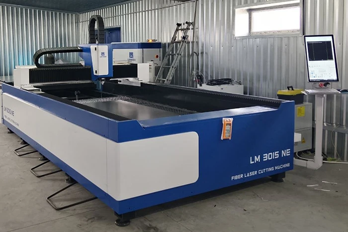 Волоконный лазерный станок LEMASH LM3015NE 3000W